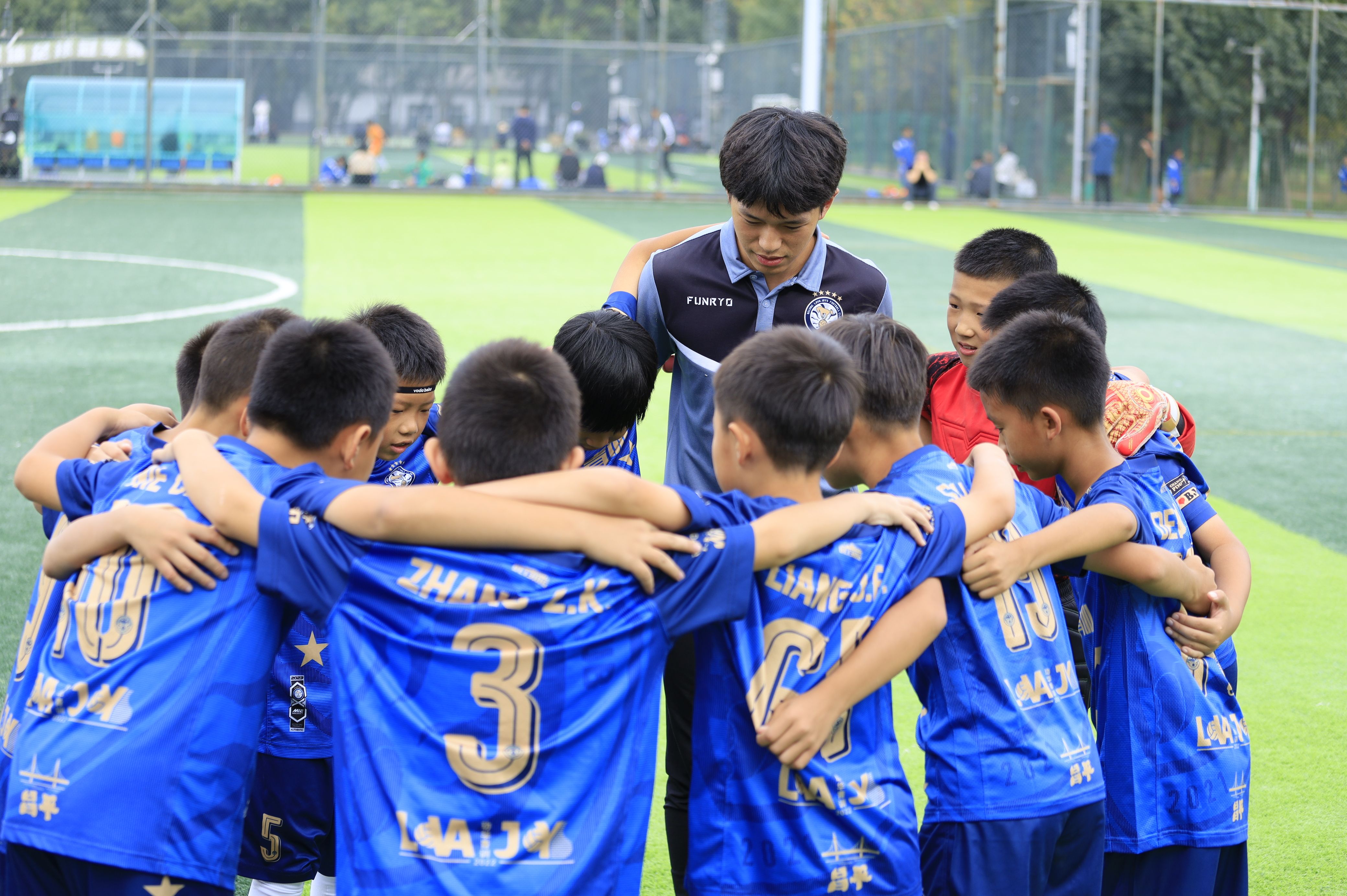 精彩纷呈的足球比赛给观众带来无限期待