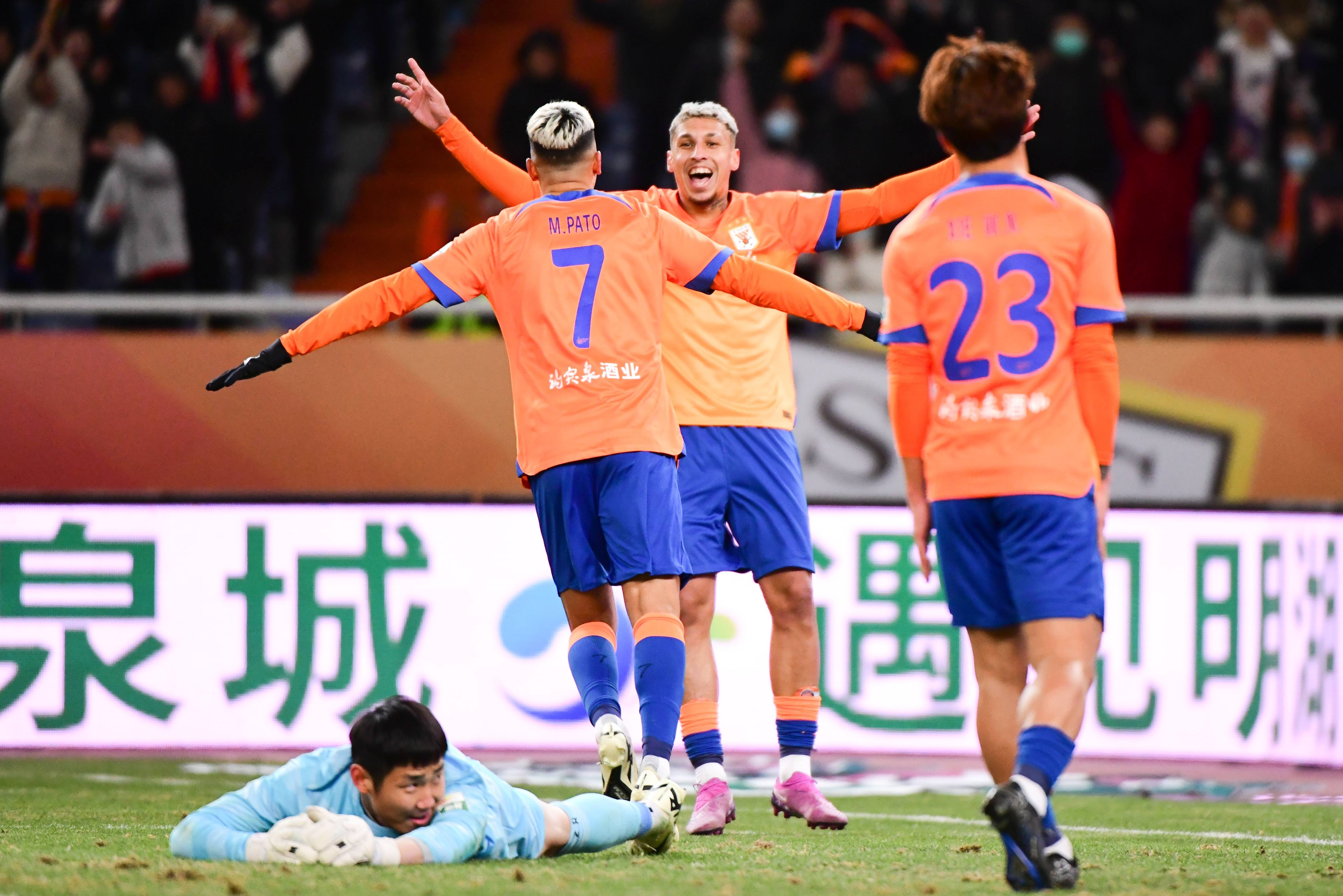 广州恒大客场大胜上海绿地申花，领跑积分榜