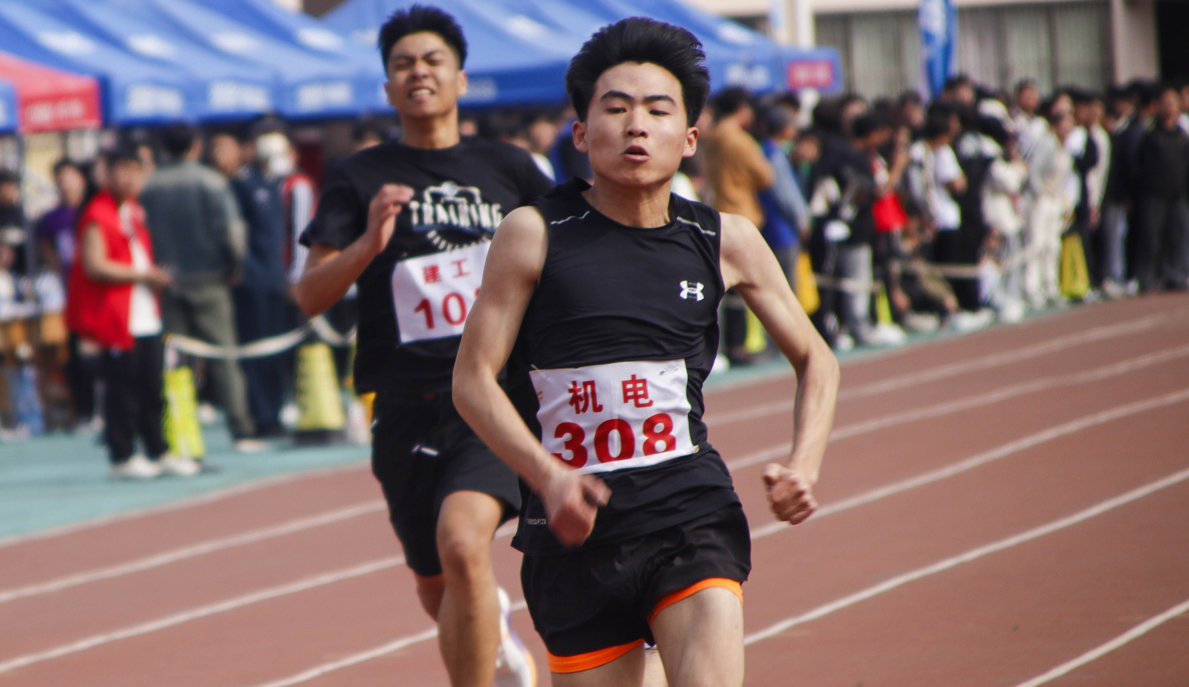 运动员们在竞技场上斗志昂扬