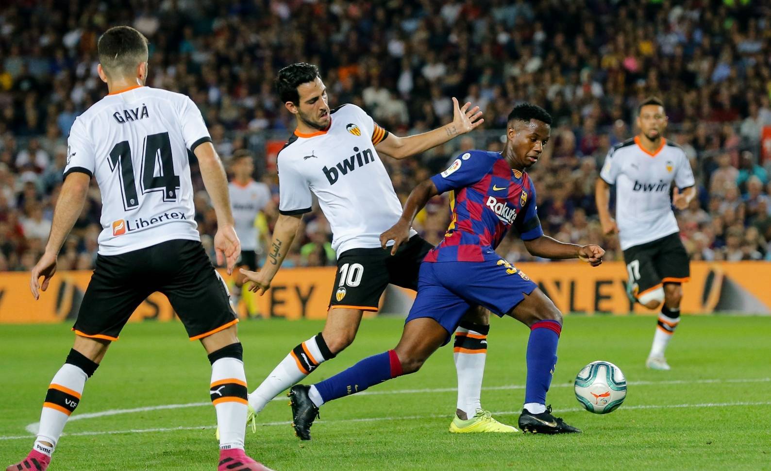 瓦伦西亚主场不敌对手，遗憾失利