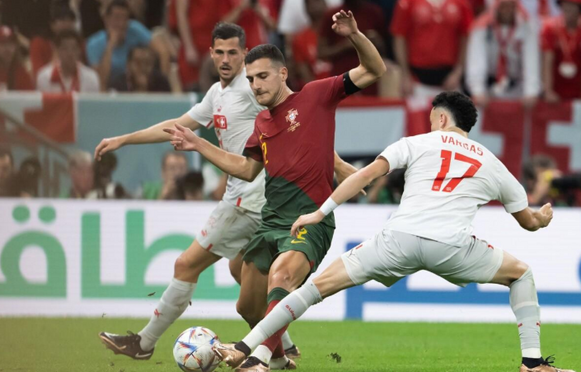 双方战术峰回路转，比赛节奏逐渐加快