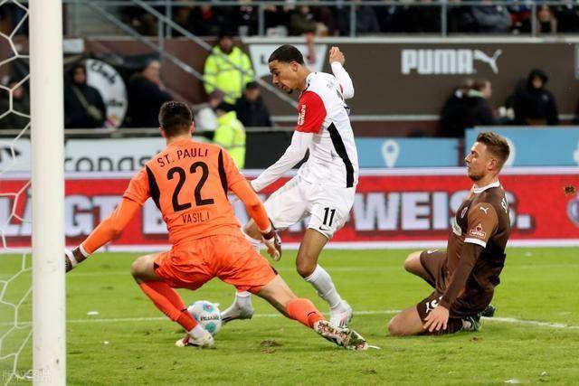 沙尔克队在主场挫败弗赖堡队