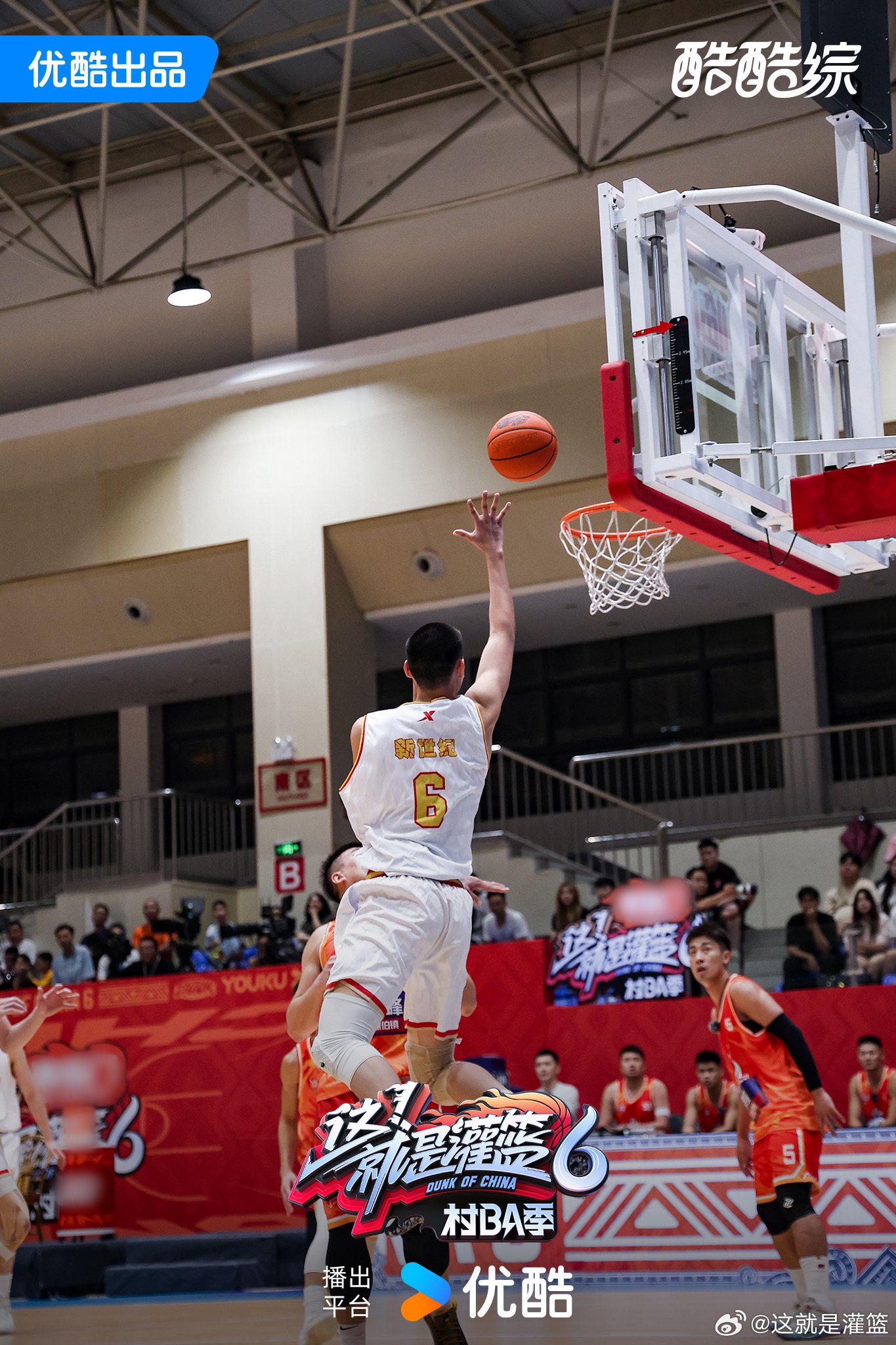 赛场上热血拼搏，球员们为荣誉而战