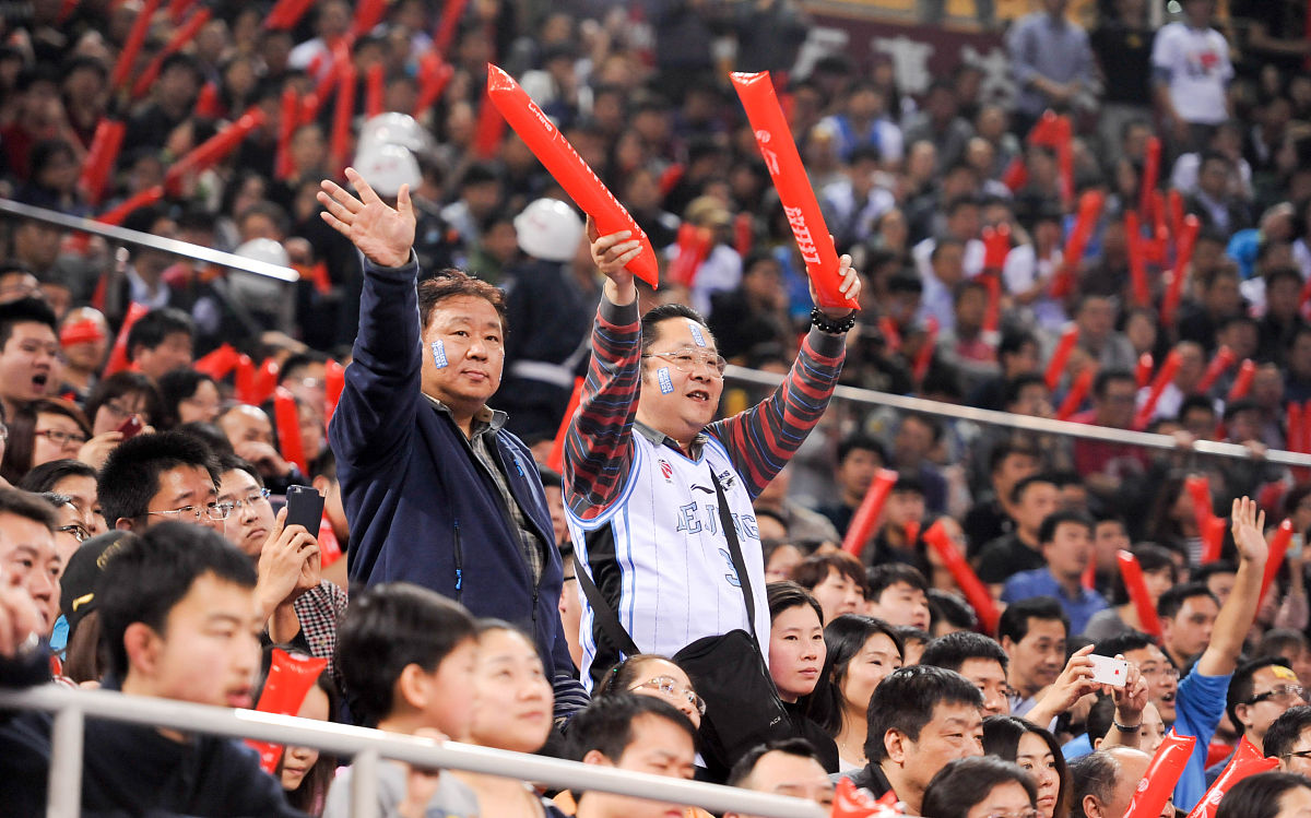 萨摩亚女足选手在大洋洲比赛中夺得胜利