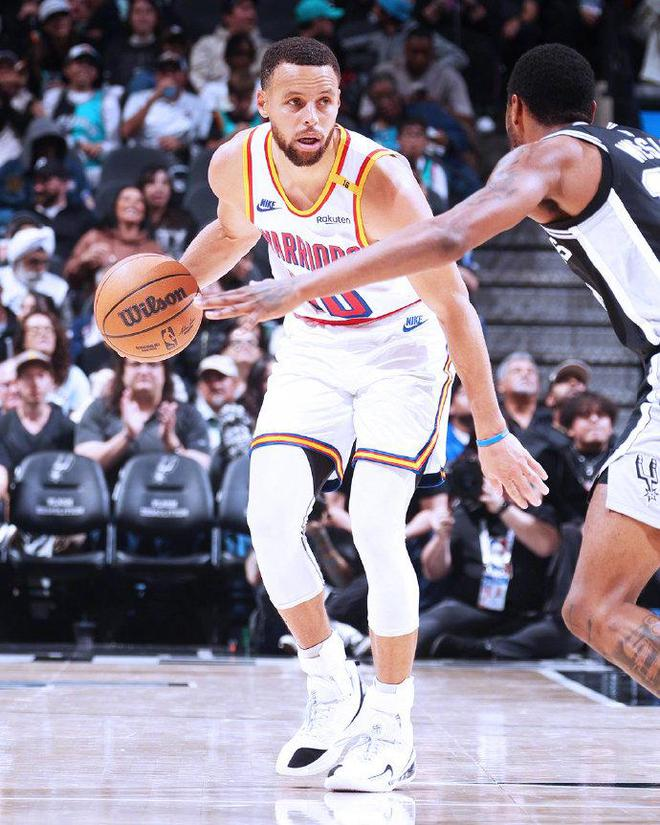 马刺主场取得胜利，德罗赞领军独揽分轻松击败对手