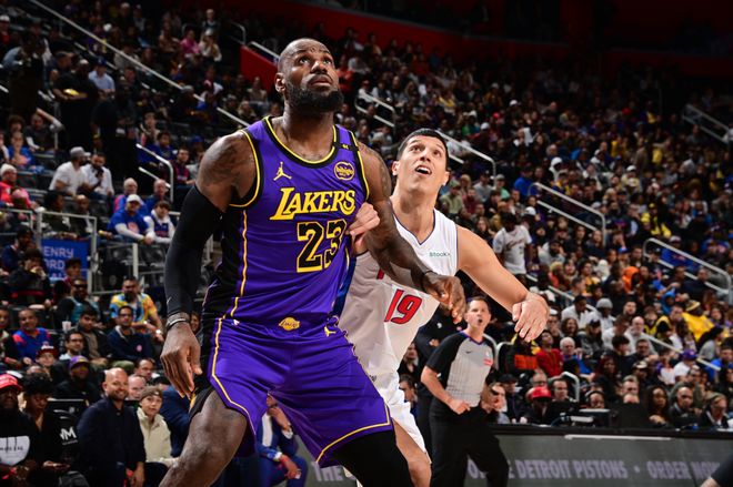 快船队客场遭遇湖人队逆转，遭遇连败