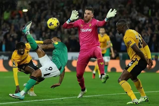 诺里奇客场击败狼队,取得关键胜利 诺里奇客场击败狼队,取得关键胜利