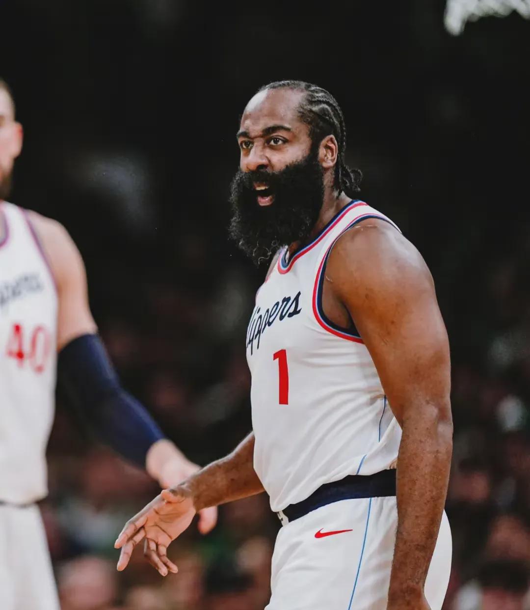 莱昂纳德砍下三双,帮助快船击败篮网 莱昂纳德砍下三双,帮助快船击败篮网