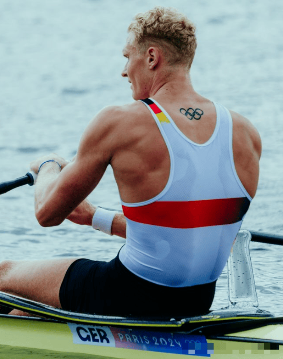 赛艇比赛中,英国选手勇夺第一名 赛艇比赛中,英国选手勇夺第一名